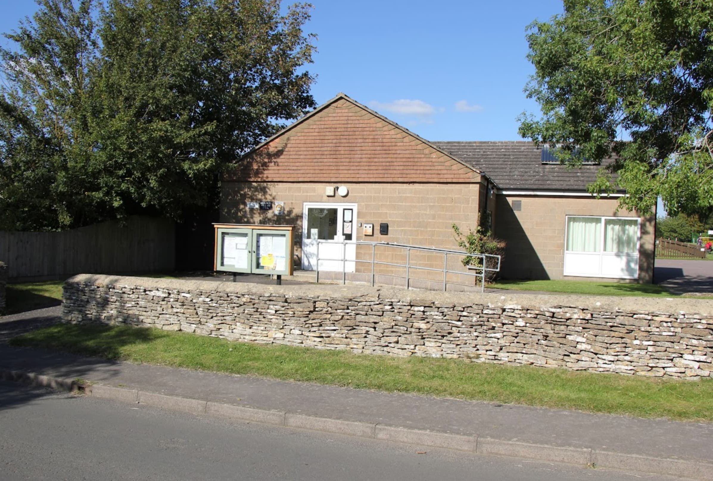 photo of the back of souldern village hall before it was painted